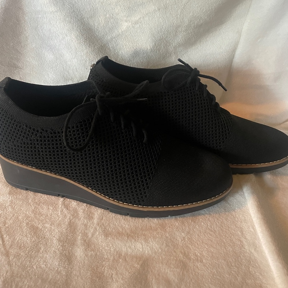 Anne Klein black lace up shoe worn 1 time 9.5